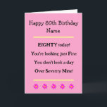 Funny 80:e födelsedag Verse Rosa Birthday Card Kort<br><div class="desc">Lustigt 80-årskort som ska skickas till alla som firar att de blir åttio år gamla. En 80-åring med en bra känsla av humor! Söt rosa färg med blommor. Kort finns också i svartvitt.</div>