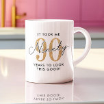 Funny 90:e Birthday Gift Kaffemugg<br><div class="desc">Lustigt 90:e födelsedag mugg med det humoristiska ordspråket "det tog mig 90 år att se den här bran!" med en kombination av svart och ett guld glitter-typsnitt.</div>