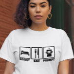 Funny AI-fråga T-Shirt | Black White Robot Eat<br><div class="desc">För den fråga ingenjör som lever kodlivet - den här roliga AI-temed t-shirt har fet vit grafik av "Ssov, Eat, Prompt" i en retroikon stil. Oavsett om du är träningsmodeller eller bara viker i dev-läge är den här svarta garantin perfekt för kodrar, chatbot fläkt och AI-nördar. Gör en underbar gåva...</div>