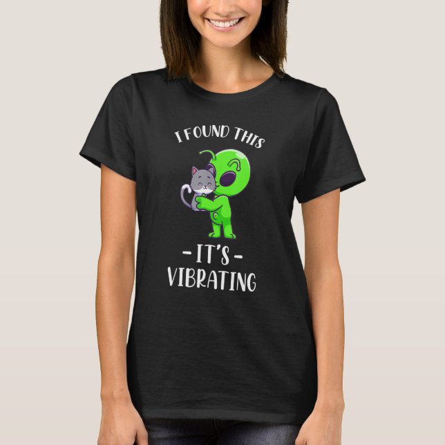 Funny Alien Finding Cat Purring Unidentified Vibra T Shirt (Framsida)