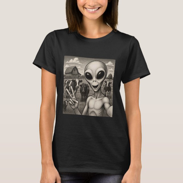 Funny Alien Selfie With Cows UFO Sci-Fi Humor T Shirt (Framsida)
