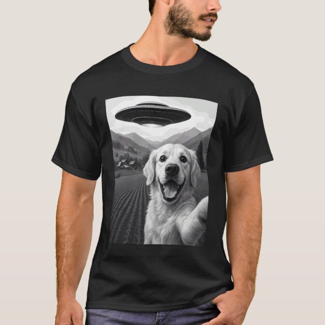 Funny Alien UFO Golden Retriever Abduction Selfie T Shirt (Framsida)