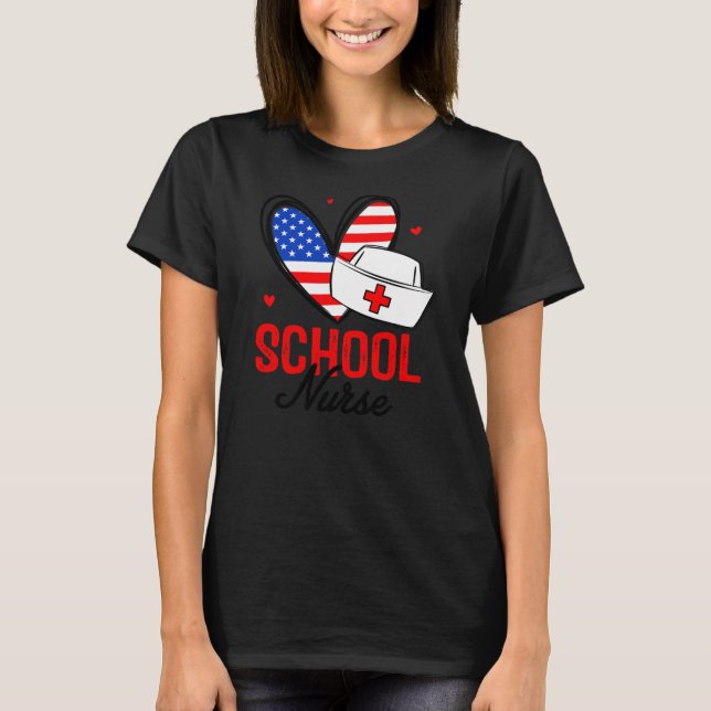 Funny America School Nurse Independence Heart RN T Shirt (Framsida)