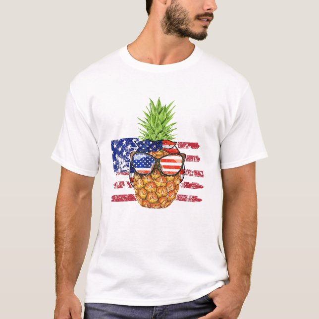 Funny ananas Wearing Sunglass American Flagga 4 T Shirt (Framsida)