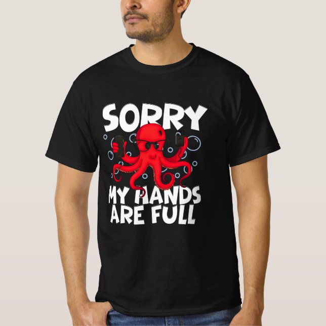 Funny Animal Design–Cool Octopus Holding Phones T Shirt (Framsida)