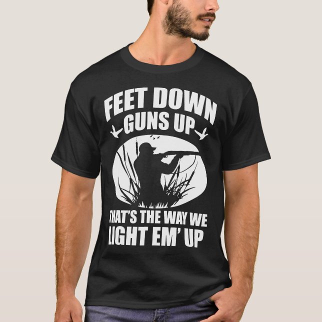 Funny Anka Hunting Feet Down Guns Up Hunters Gift T Shirt (Framsida)