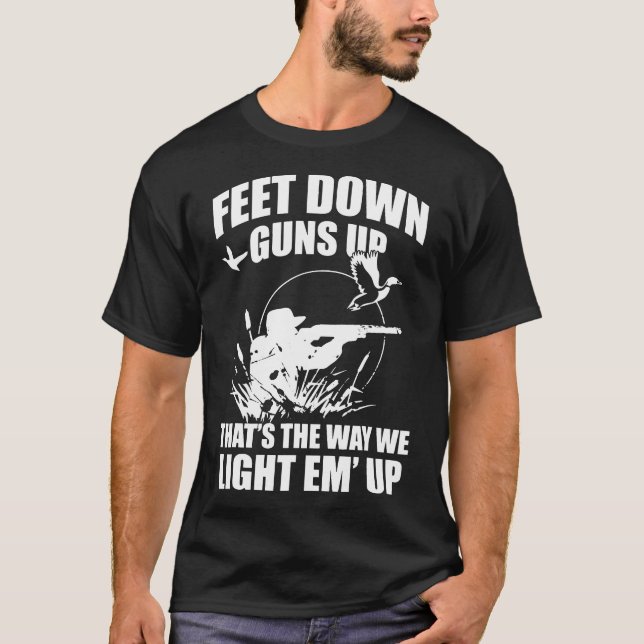 Funny Anka Hunting Feet Downs Gunss Upss Hunters T Shirt (Framsida)
