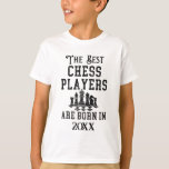 Funny Anpassningsbar Chess Player Birthday T Shirt<br><div class="desc">Vi presenterar en anpassade-skjorta för schackspelare. Lägg till ett födelseår på skjortans framsida och ett kort-meddelande på baksidan. Detta skulle göra ett underbart presentobjekt för vilket tillfälle som helst.</div>
