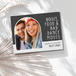 Funny Arch Photo Bröllop spara datum Meddelande Vykort<br><div class="desc">Hämta redot till party med våra Spara datumvykort, skräddarsytt för den dynamiska duo som kärlek en bra med sina närmaste och djupaste sidor! Med en elegant och contemporary-design är vårt bågfoto "Sprit, mat och dåliga dansrörelser" den perfekt som blandar roligt och fläkt. Anpassa dina vykort med ett foto som fångar...</div>