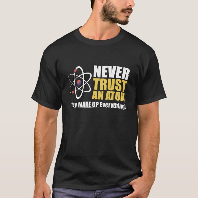 Funny Atom Science Pun "Make Up Everything"  T Shirt (Framsida)