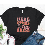 Funny Bachelorette Bride T Shirt<br><div class="desc">Cute och Funny Bachelorette T Shirt för att bruden ska vara. Enkel text som säger Här kommer bruden med rosa och rosa ring.</div>