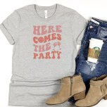 Funny Bachelorette Party T Shirt<br><div class="desc">Cute och Funny Bachelorette Grått T Shirt för brudens vänner. Enkel text som säger Här kommer party med rosa och rosa ring.</div>