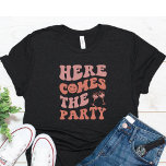 Funny Bachelorette Party T Shirt<br><div class="desc">Cute och Funny Bachelorette T Shirt för brudens vänner. Enkel text som säger Här kommer party med rosa och ett rosa vin-glas.</div>