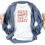 Funny Bachelorette Party T Shirt<br><div class="desc">Cute och Funny Bachelorette T Shirt för brudens vänner. Enkel text som säger Här kommer party med rosa och rosa ring.</div>