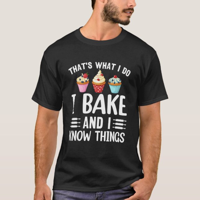 Funny Baker That's What I Do I Bake And I Know Thi T Shirt (Framsida)