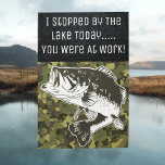 Funny Bass Fishing Sjö Angler Birthday Anpassnings Kort<br><div class="desc">Det här hälsningskortet i anpassningsbarna ger en underbar gåva till den bass angler i ditt liv. Utformningen har en largemuskapsabort som hoppar ut från vatten och texten "Jag stannade vid sjö i dag, du var på jobbet". Det här kortet är underbart för födelsedagar, bra önskemål och mycket mer. Lägg till...</div>