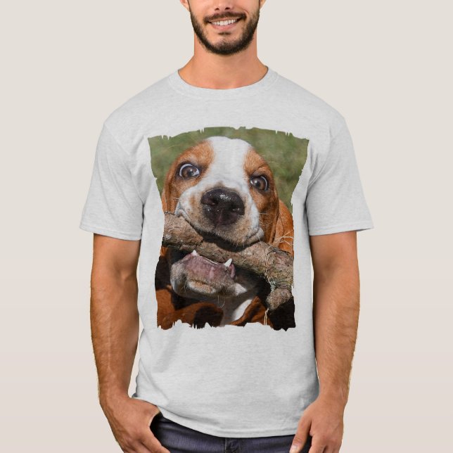 Funny Basset Hound Stick Chew T Shirt (Framsida)