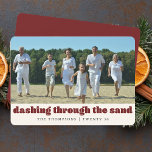 Funny Beach-jul, anpassad familjefrött foto Julkort<br><div class="desc">Fira helgdagarna med tropisk fläkt och humor med hjälp av vårt finstilta skräddarsydda familjefrött Helgdag-kort. Perfekt för familjer som njuter av en varm kustjul har det här kortet lekfulla bildtexter som "Seas and Hälsning" och "Dash through the Sand", som lägger till en roligt twist till ditt familjefoto, som du själv...</div>