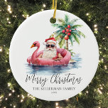 Funny Beach-jul Julgransprydnad Keramik<br><div class="desc">Gå in i helgdag med denna unika julprydnad med ett avslappnat Jultomten i solglasögon som slungar i en rosa flamingo floaty i havet. Perfekten för att lägga till en bijabb till Julgran är detta prydnadsämne idealiskt för dem som bor i tropiska ställe som Florida, Hawaii eller Bahamas, eller för alla...</div>