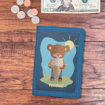 Funny Bear Eating Ice Cream Kid Blue Wallet<br><div class="desc">En söt plånbok med en fånig brun björn som äter en gigantisk glasskon. Anpassa den till barnets namn. © ArianeC Illustrations-Alla höger reserverade</div>