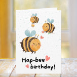 Funny Bee Birthday Kort<br><div class="desc">Det här födelsedagskortet har en snygg och nyfiken design, perfekt för att sprida glädje på någons speciella dag. På framsidan visas vackra illustrationer av leende bin, tillsammans med den lekande pun "Hap-bee-födelsedag!" i ett vackert teckensnitt. Bakgrunden är prickad med små, pastellliknande hjärtan och prickar, vilket ökar kortets charmerande färgad. Inuti...</div>