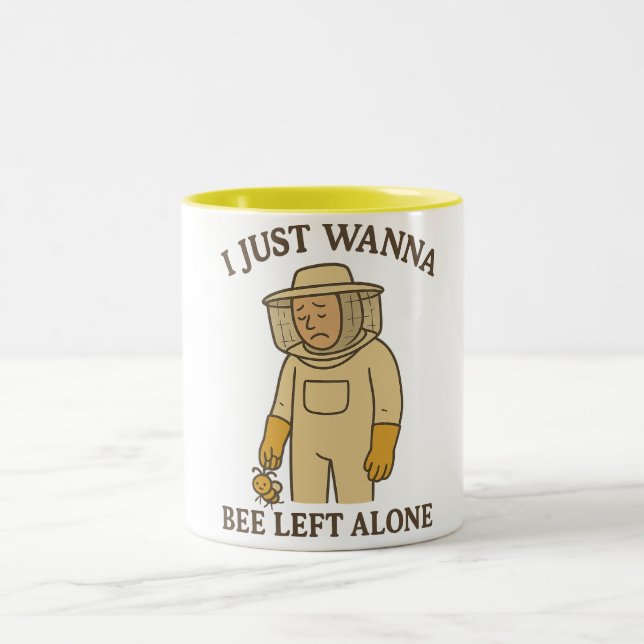 Funny Beekeeper–“I Just Wanna Bee Left Alone” Pun  Två-Tonad Mugg (Center)