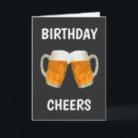Funny Beer Cheers Birthday Kort<br><div class="desc">Firar en födelsedag för honom med det här roliga ölfuskkortet! Lägg till valfritt namn i kortet eller skapa ett eget anpassningsbar-meddelande. Den andra textraden kan också raderas om så önskas.</div>