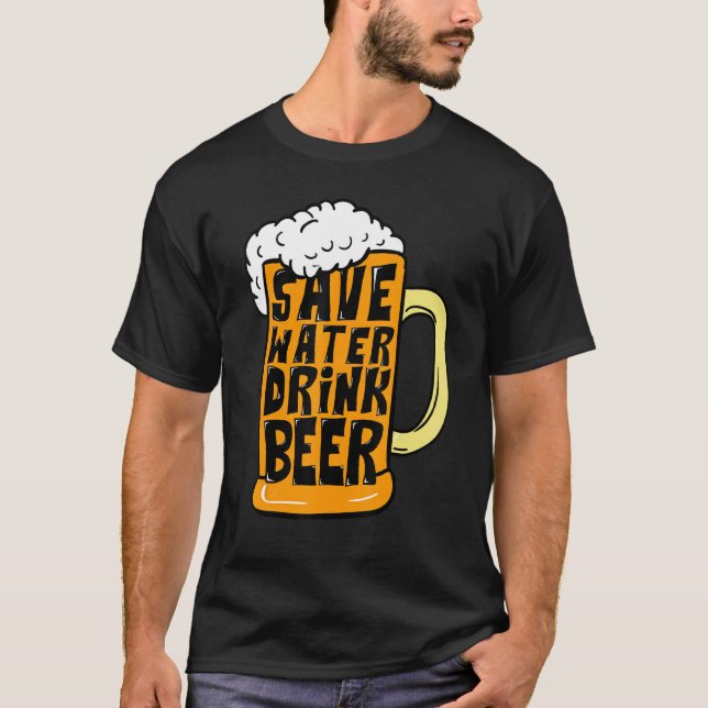 Funny Beer Glass som dricker Spara Vatten Drink Be T Shirt (Framsida)
