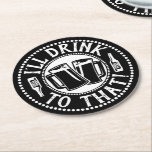 Funny Beer Party | Jag dricker till det Underlägg Papper Rund<br><div class="desc">Ha en skål med vänner och familj med komisk anpassningsbar som dricker humor underlägg. Underbar för helgdagar och roligt firande! Anpassningsbar svartvit grafik med två ölsteins som klumpar ihop sig i en skål med flaskor på ölen längs sidorna och ett lättläst brev stil-teckensnitt. Det här fungerar för vuxens födelsedagar, förlovningsfester,...</div>