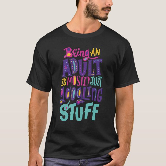 Funny Being an adult is mostly just googling stuff T Shirt (Framsida)