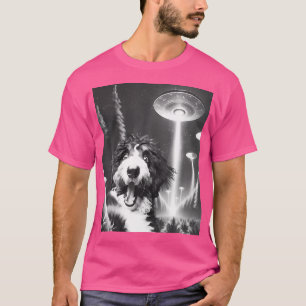 Funny Bernedoodle Alien Ufo som tar en Selfie Hund T Shirt