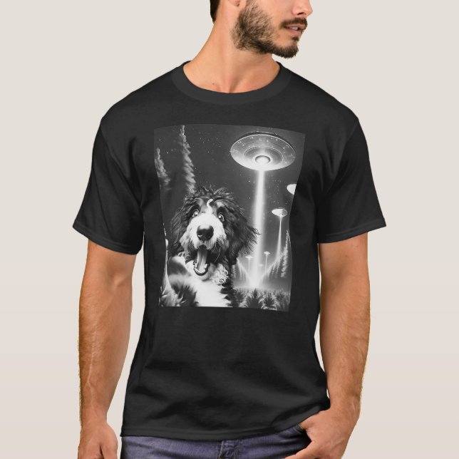 Funny Bernedoodle Alien UFO Taking a Selfie Dog Mo T Shirt (Framsida)