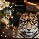Funny Big Cat Sprit Birthday Kort<br><div class="desc">Födelsedagskort som innehåller en leopard med glasögon och dina egna lustiga (eller andra) texter. På baksidan finns en snyggt med gnistrande vin. Ett vackert kort för en dam som vrider 40 eller 50 ... </div>