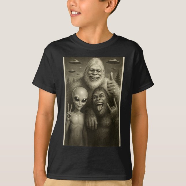 Funny Bigfoot, Alien, &amp; Yeti Sasquatch Rock On T Shirt (Framsida)