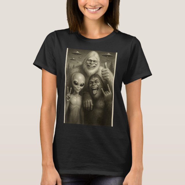 Funny Bigfoot, Alien, &amp; Yeti Sasquatch Rock On T Shirt (Framsida)