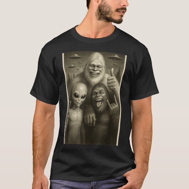 Funny Bigfoot, Alien, &amp; Yeti Sasquatch Rock On T Shirt (Framsida)