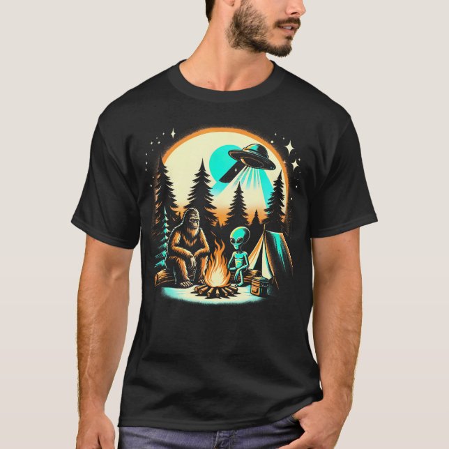 Funny Bigfoot  Alien Ufo Camping Outdoor Adventure T Shirt (Framsida)