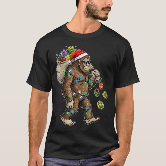 Funny Bigfoot Christmas Tree Lights Xmas Boys Mens T Shirt (Framsida)