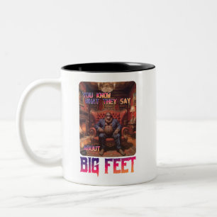 Funny Bigfoot Feet Meme Två-Tonad Mugg