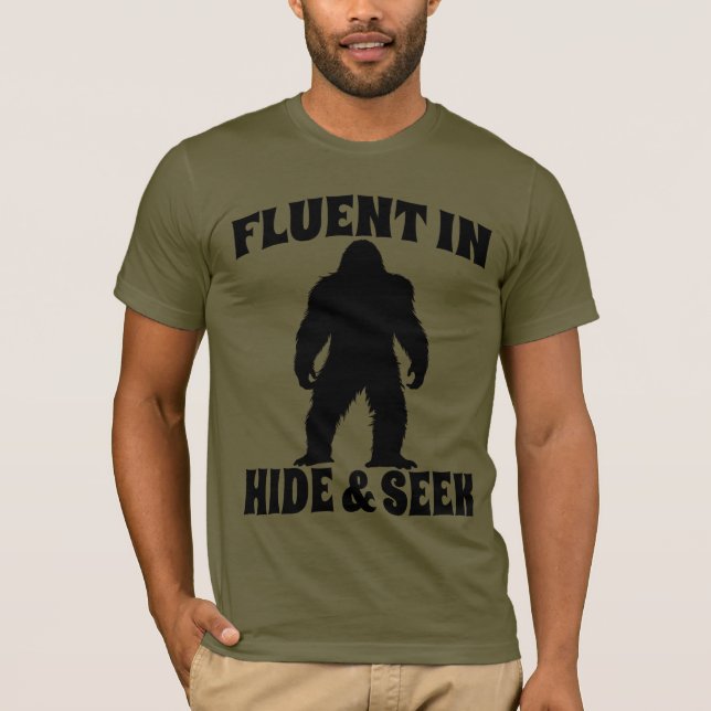 Funny Bigfoot - Fluent in Göm and Seek T Shirt (Framsida)