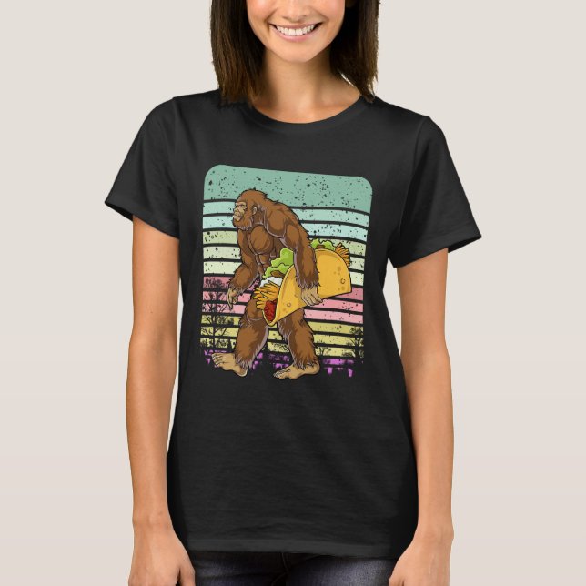 Funny Bigfoot Holding A Taco T Shirt (Framsida)