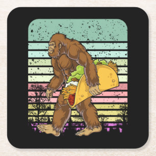 Funny Bigfoot Holding A Taco Underlägg Papper Kvadrat
