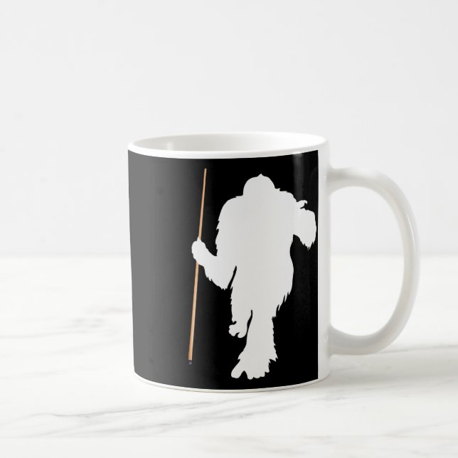 Funny Bigfoot Holding Bassäng Stick Billiards Sasq Kaffemugg (Höger)