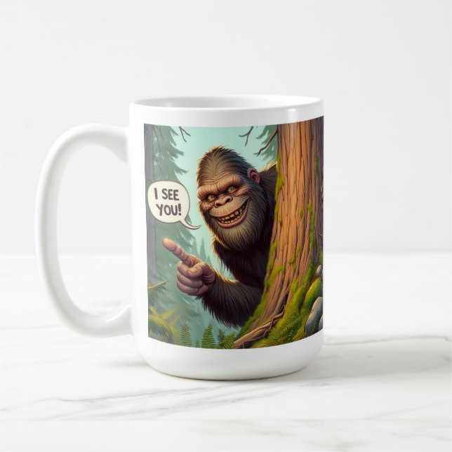 Funny Bigfoot Peeking från Behind Träd Kaffemugg (Vänster)
