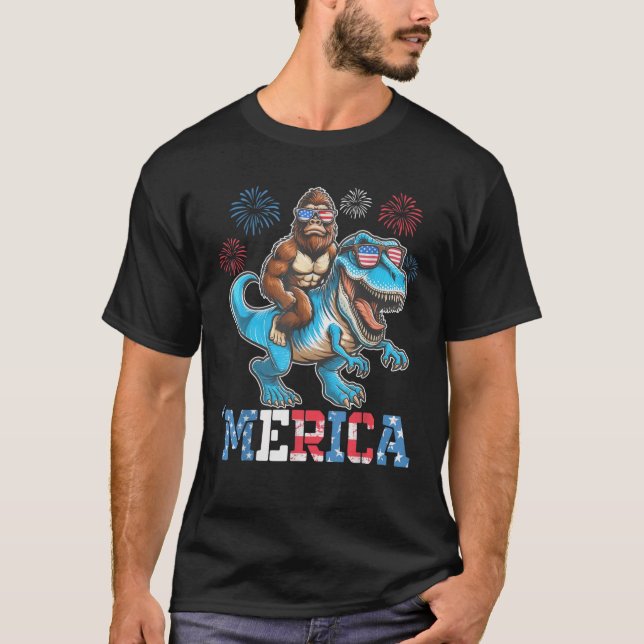 Funny Bigfoot Riding Dinosaur Merica Fireworks 4 T Shirt (Framsida)