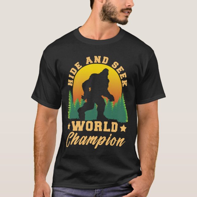 Funny Bigfoot Sasquatch Gömmer och Seek Champion T Shirt (Framsida)