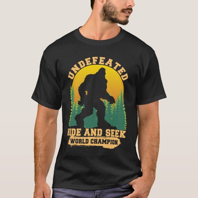 Funny Bigfoot Sasquatch Gömmer och Seek Champion T Shirt (Framsida)