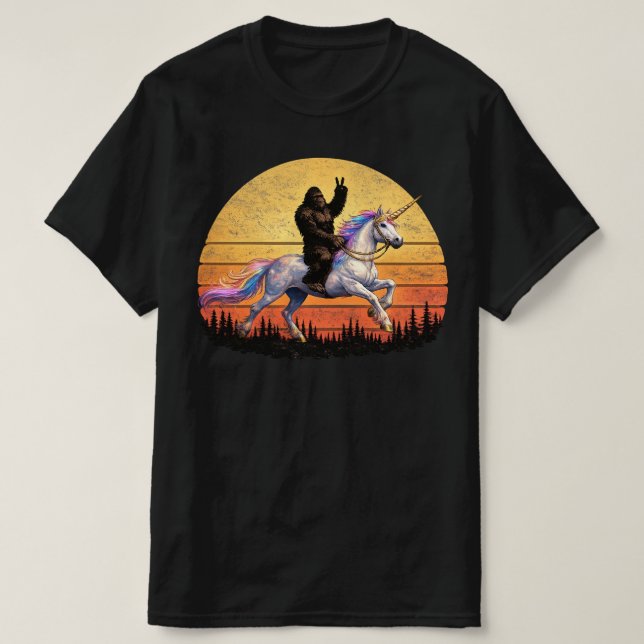 Funny Bigfoot / Sasquatch & Unicorn Retro Legends! T Shirt (Design framsida)