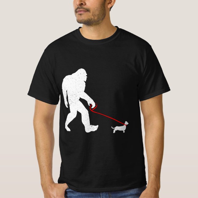 Funny Bigfoot Sasquatch Walking Dachshund Weiner D T Shirt (Framsida)