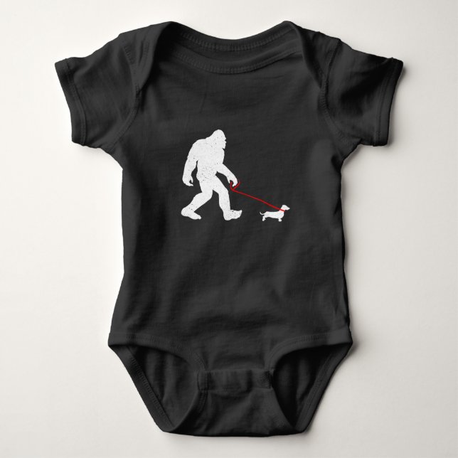 Funny Bigfoot Sasquatch Walking Dachshund Weiner D T Shirt (Framsida)